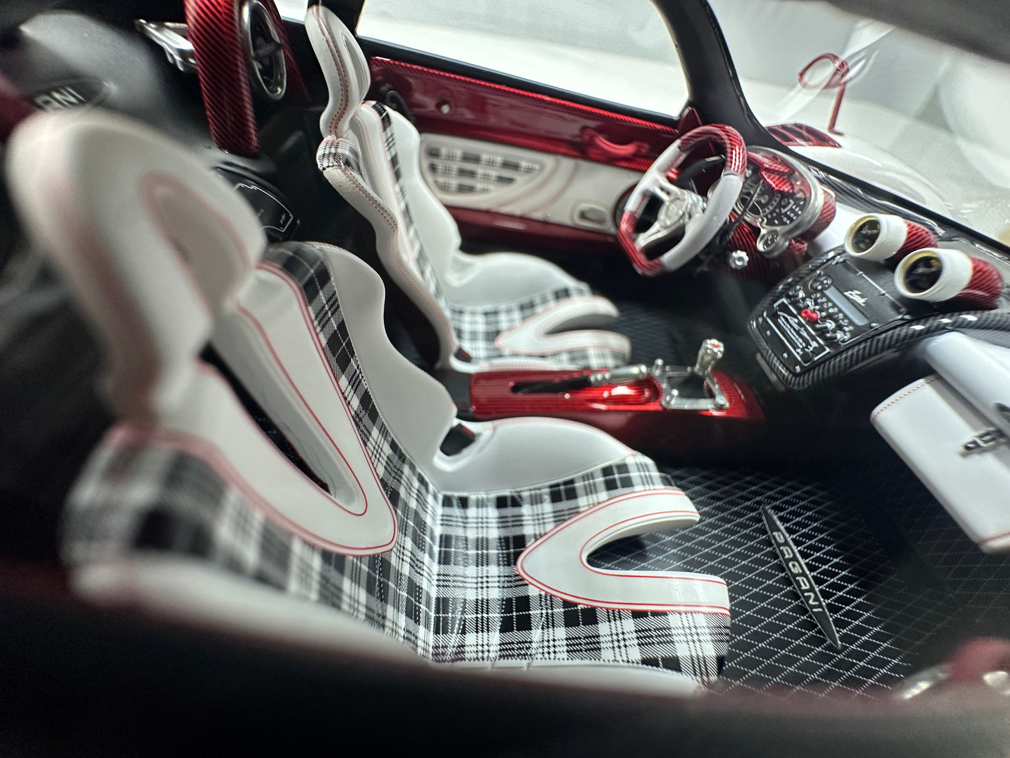 HH Model 1/18 Pagani Zonda (Red & White Carbon Fiber) HH676