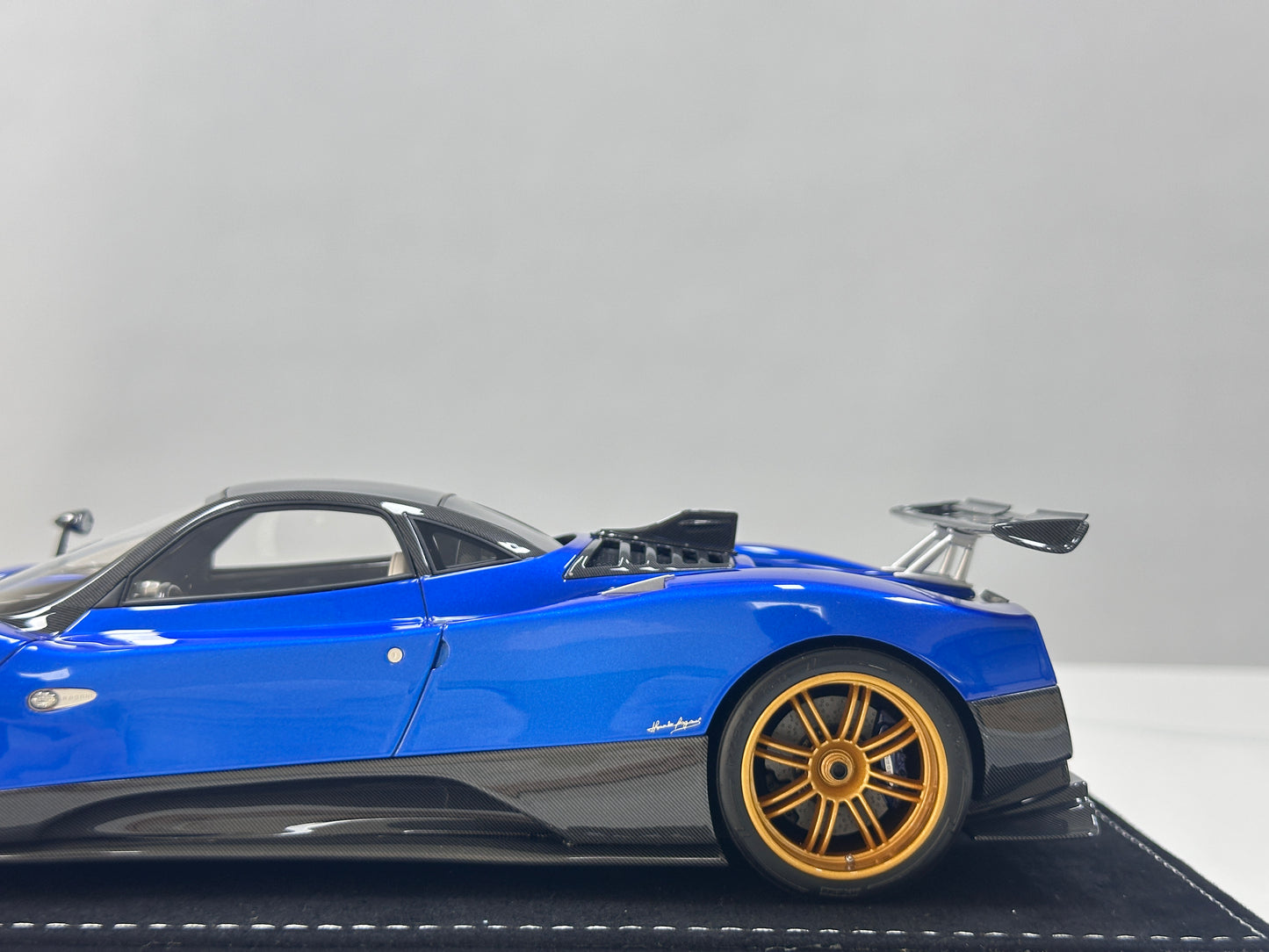 HH Model 1/18 Pagani Zonda F – Dark Blue with Gold Wheels (HH701)