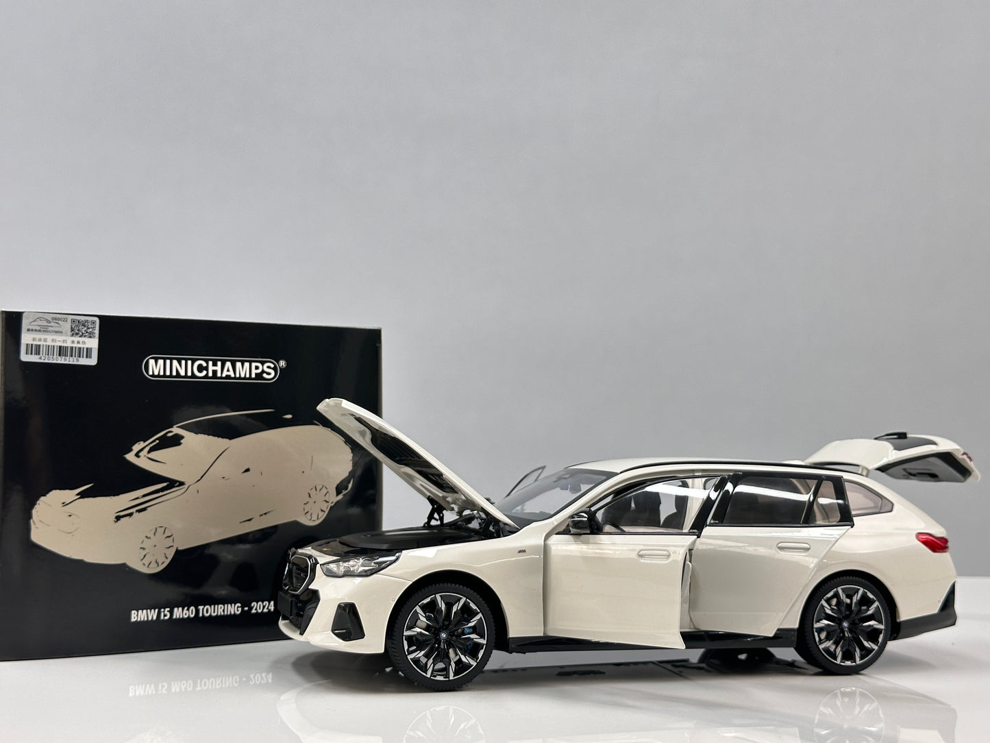 MINICHAMPS 1/18 BMW i5 M60 Touring 2024 Metallic White 110023601