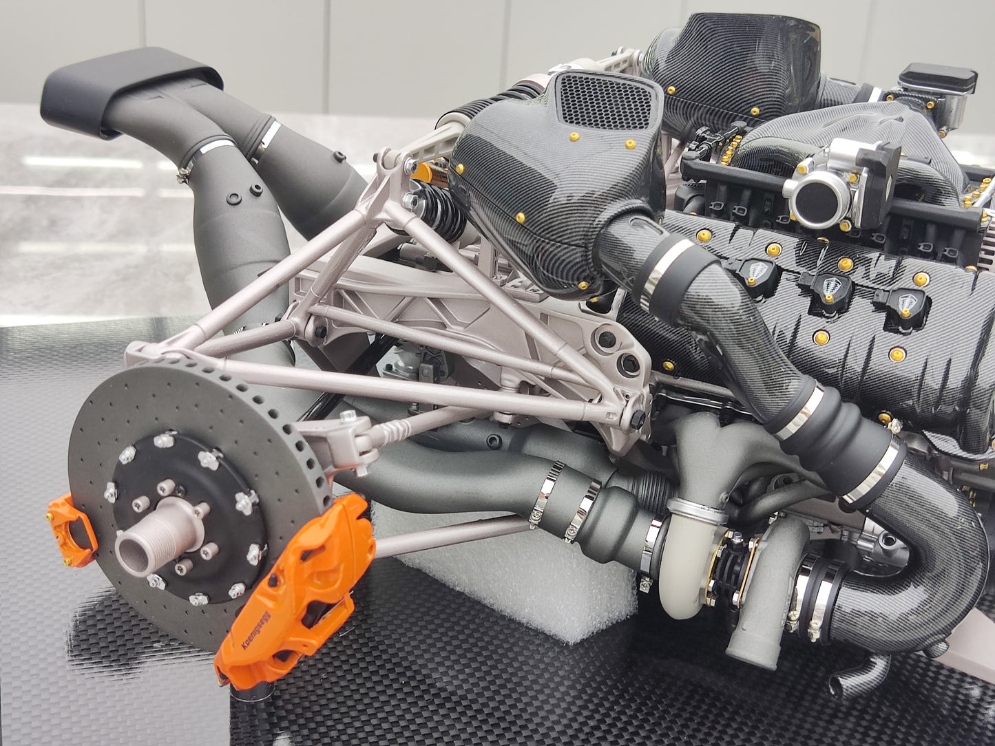 FRONTIART 1/6 Koenigsegg Jesko Engine Black Green FA087