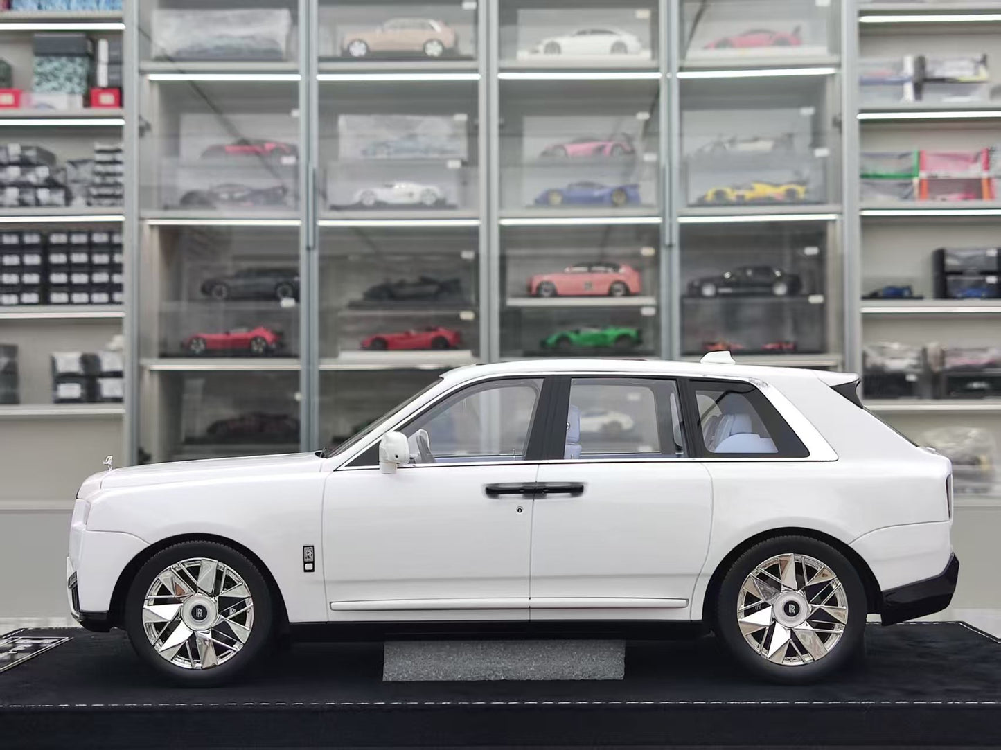 HH Model 1/18 Rolls-Royce Cullinan Cosmic Laser Color-Changing White HH543
