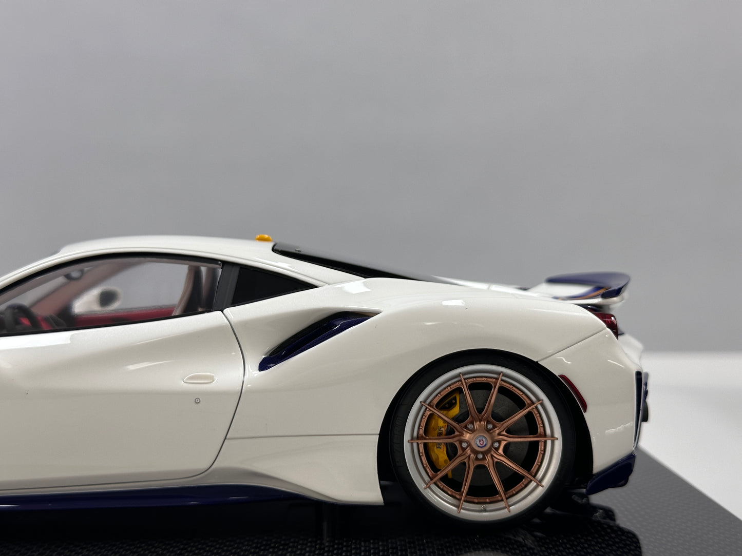 DM Pro 1:18 Ferrari 488 pista  – Black Base, Style E – White – Full-Opening Resin Model (DGP005B)