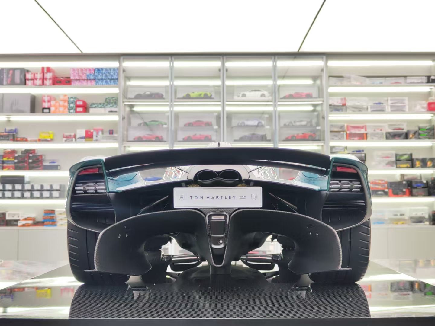 Amalgam 1/8 Aston Martin Valkyrie Green Resin High-End Model Car Collectible M6302-SC1