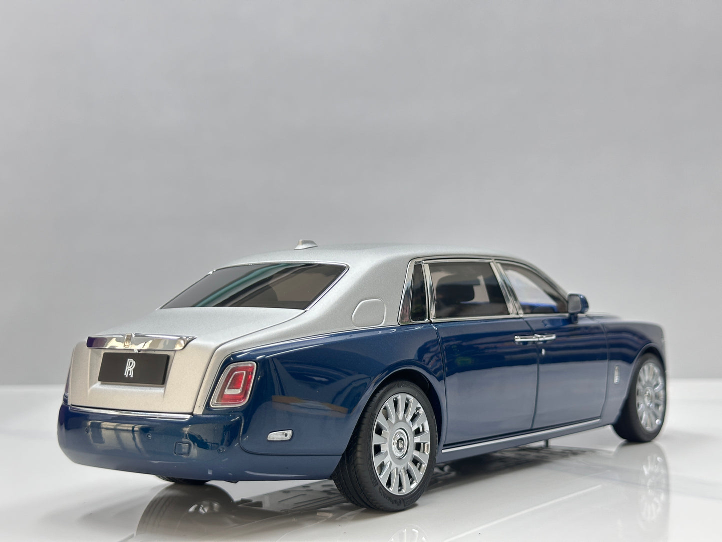 ZP 1/18 Rolls-Royce Phantom VIII – Silver / Pikes Peak Blue (ZP122)