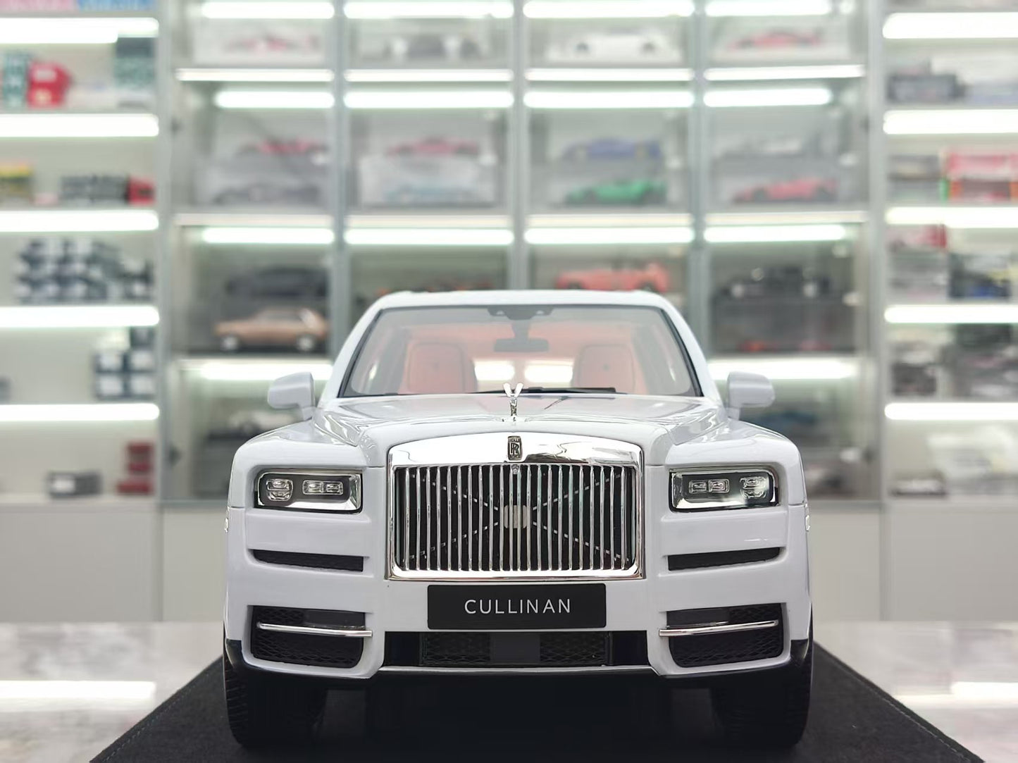 GL 1/18 Rolls-Royce Cullinan Grey JS-GL031