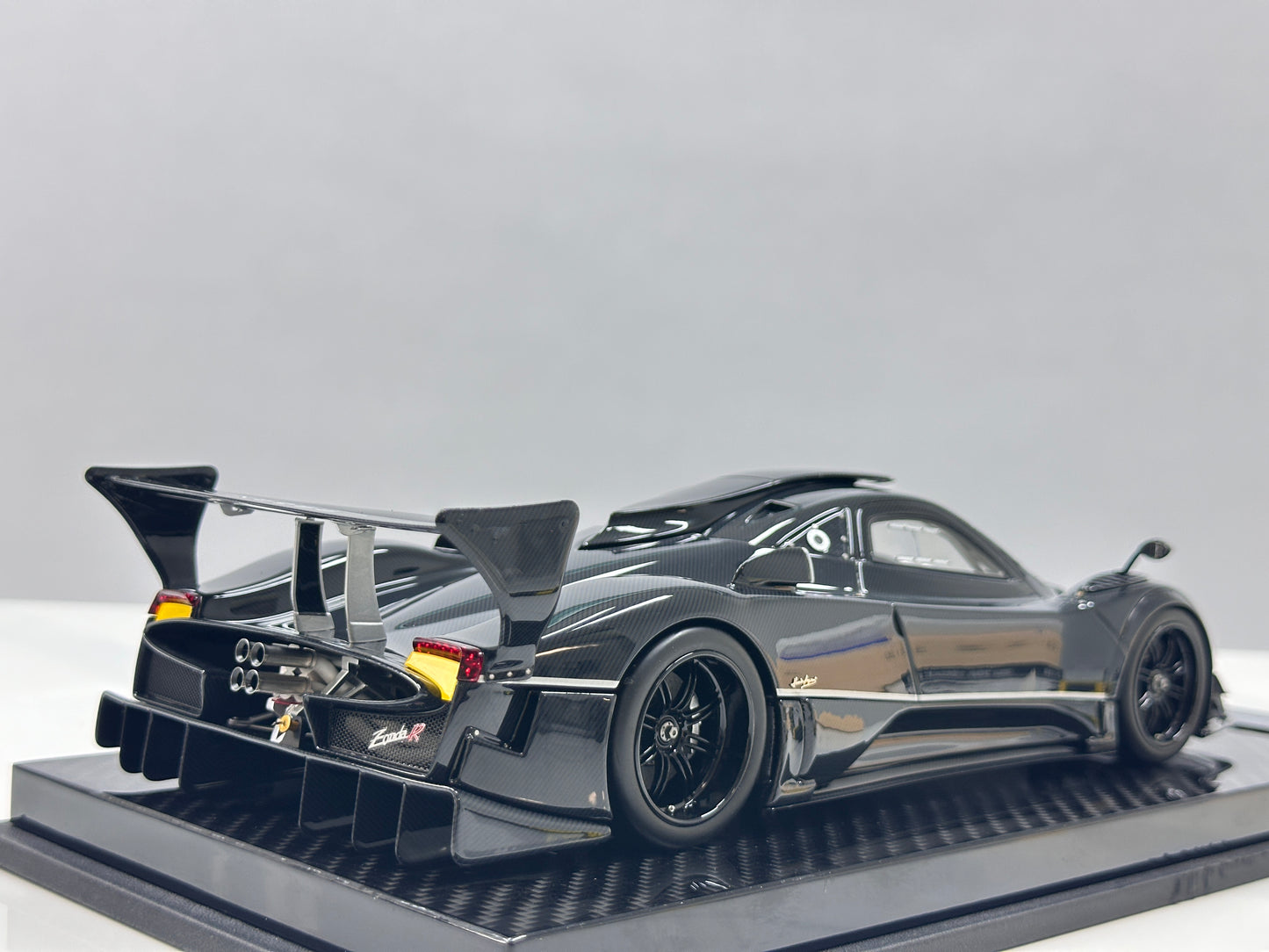KASH MODEL 1/18 Pagani Zonda R Gloss Carbon Black KPZR002
