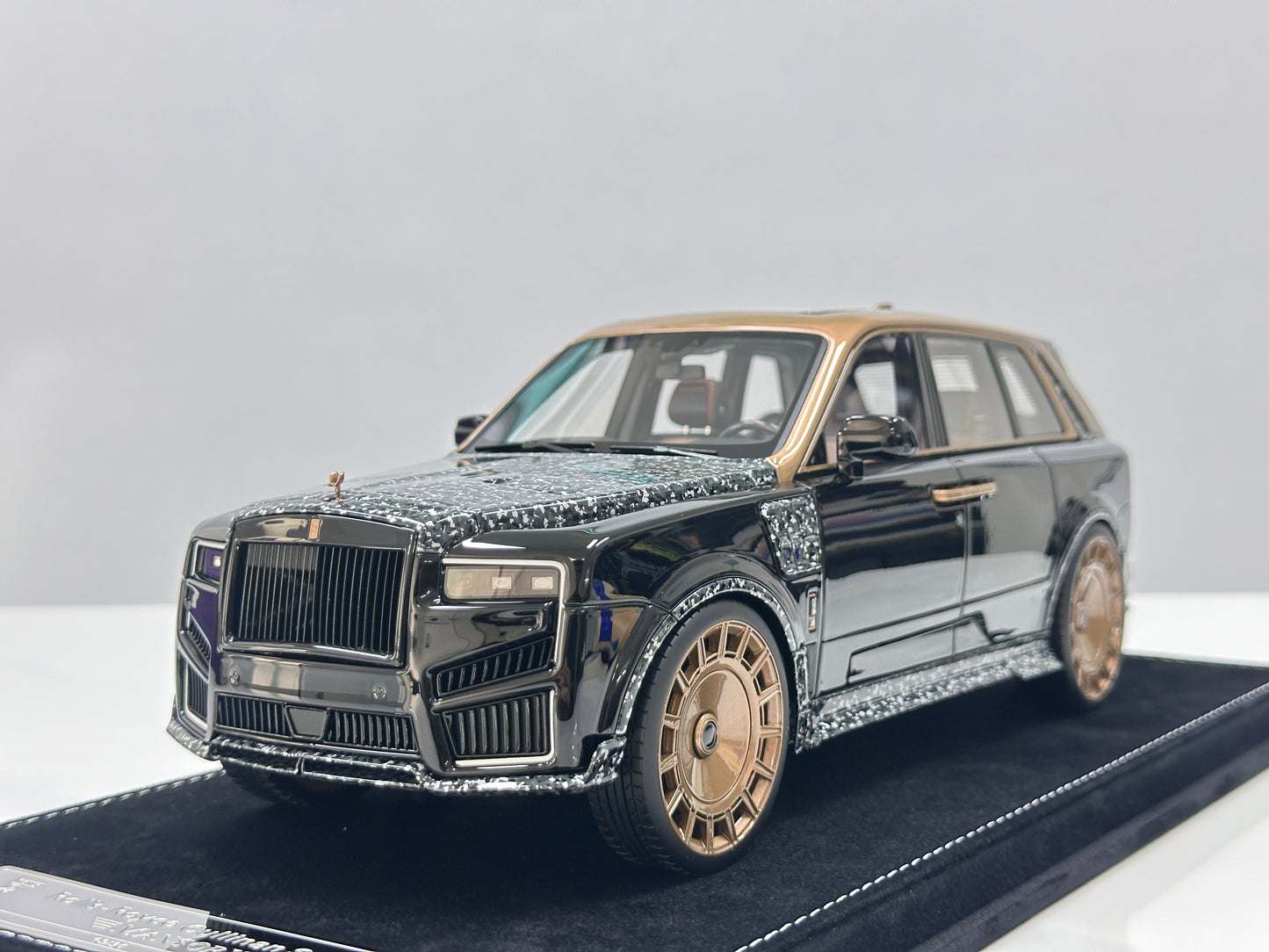 HH MODEL 1/18 Rolls-Royce Cullinan Series II MANSORY – Piano Black / Gold Plated (HH699)