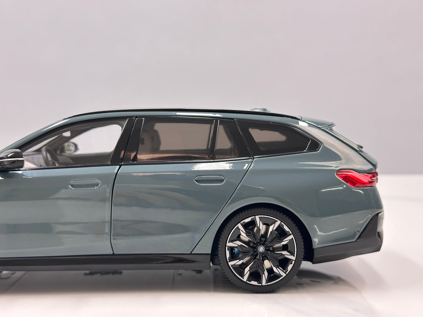 MINICHAMPS 1/18 BMW i5 M60 Touring 2024 Metallic Green 110023600
