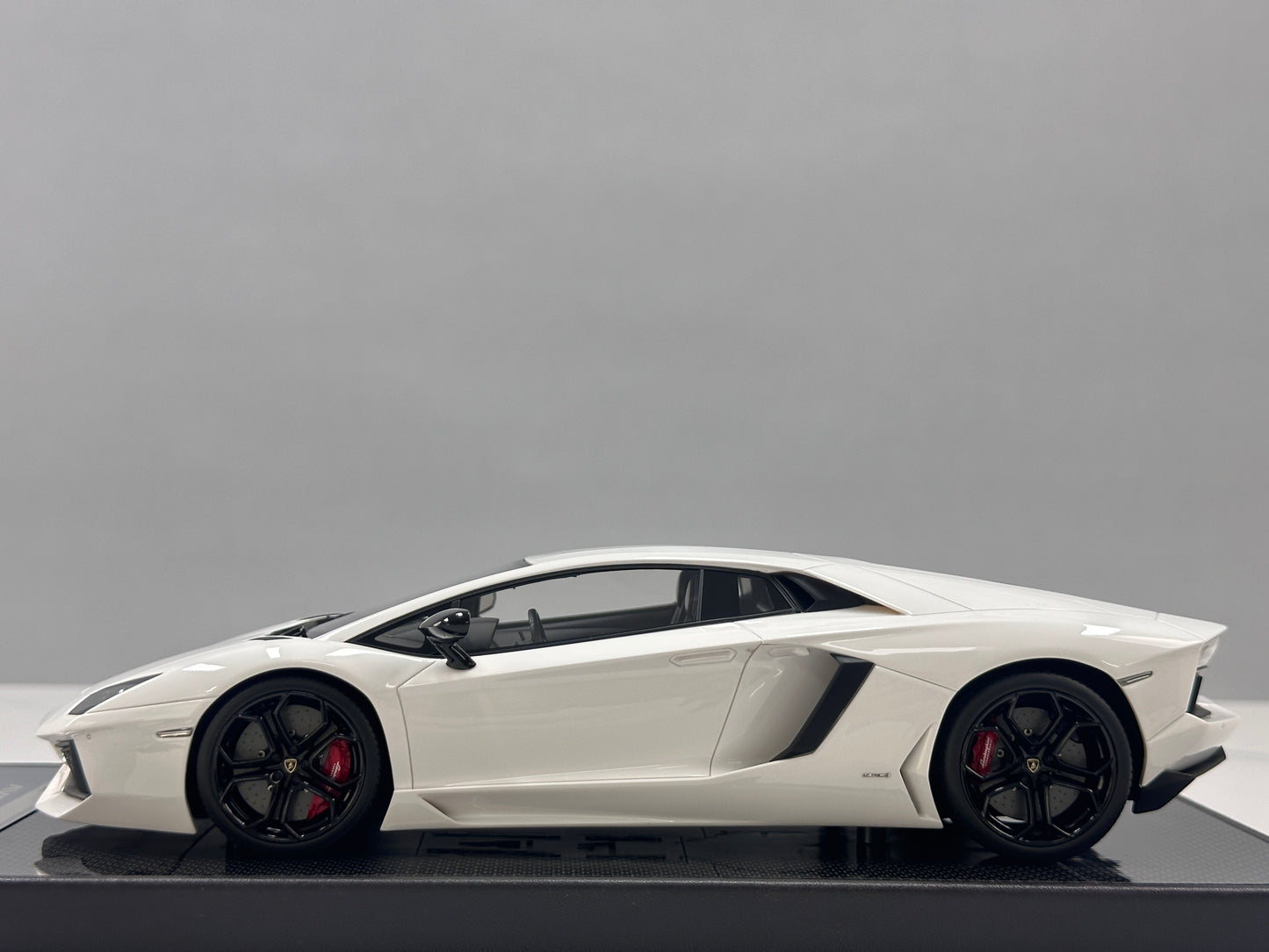 VMB 1/18 Lamborghini Aventador LP700-4 White VMB065