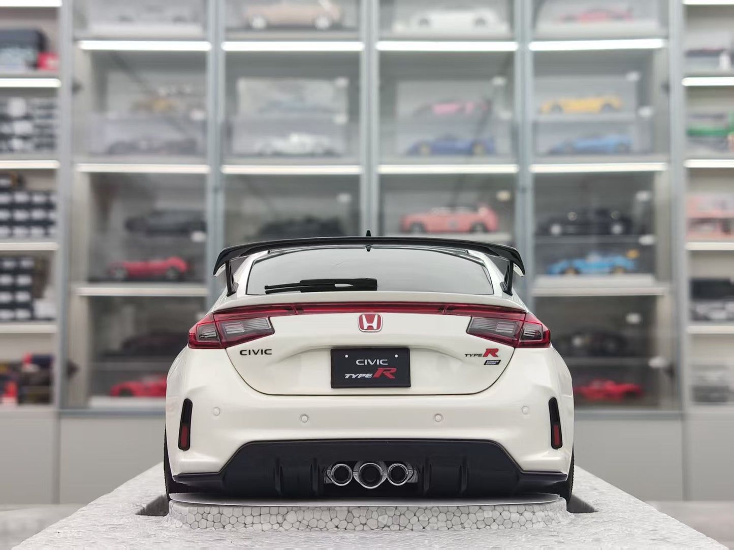 MOTORHELIX 1/18 Honda Civic Type R (FL5) Ultimate Edition, White MH349