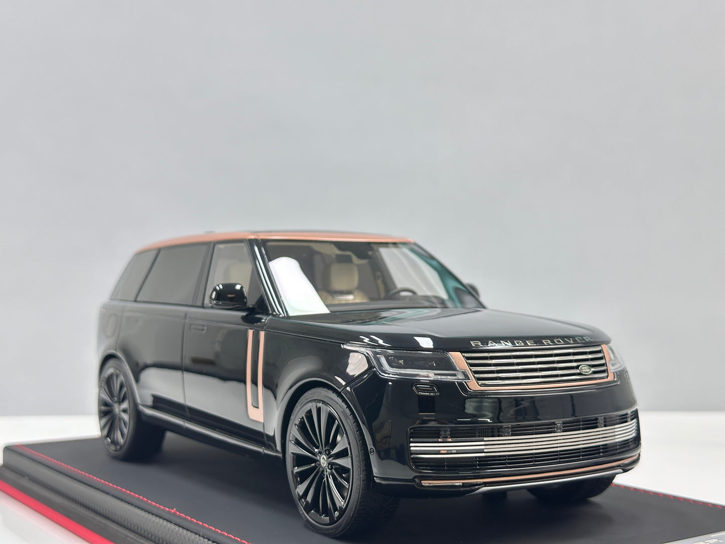 BBA MODEL 1:18 Land Rover Range Rover Autobiography – Black & Gold (BBA066)