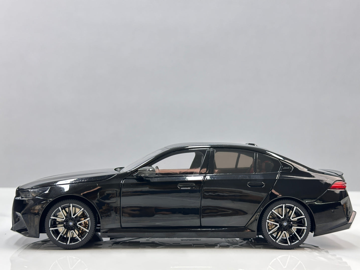 MINICHAMPS 1/18 BMW M5 2024 Metallic Black 110023801