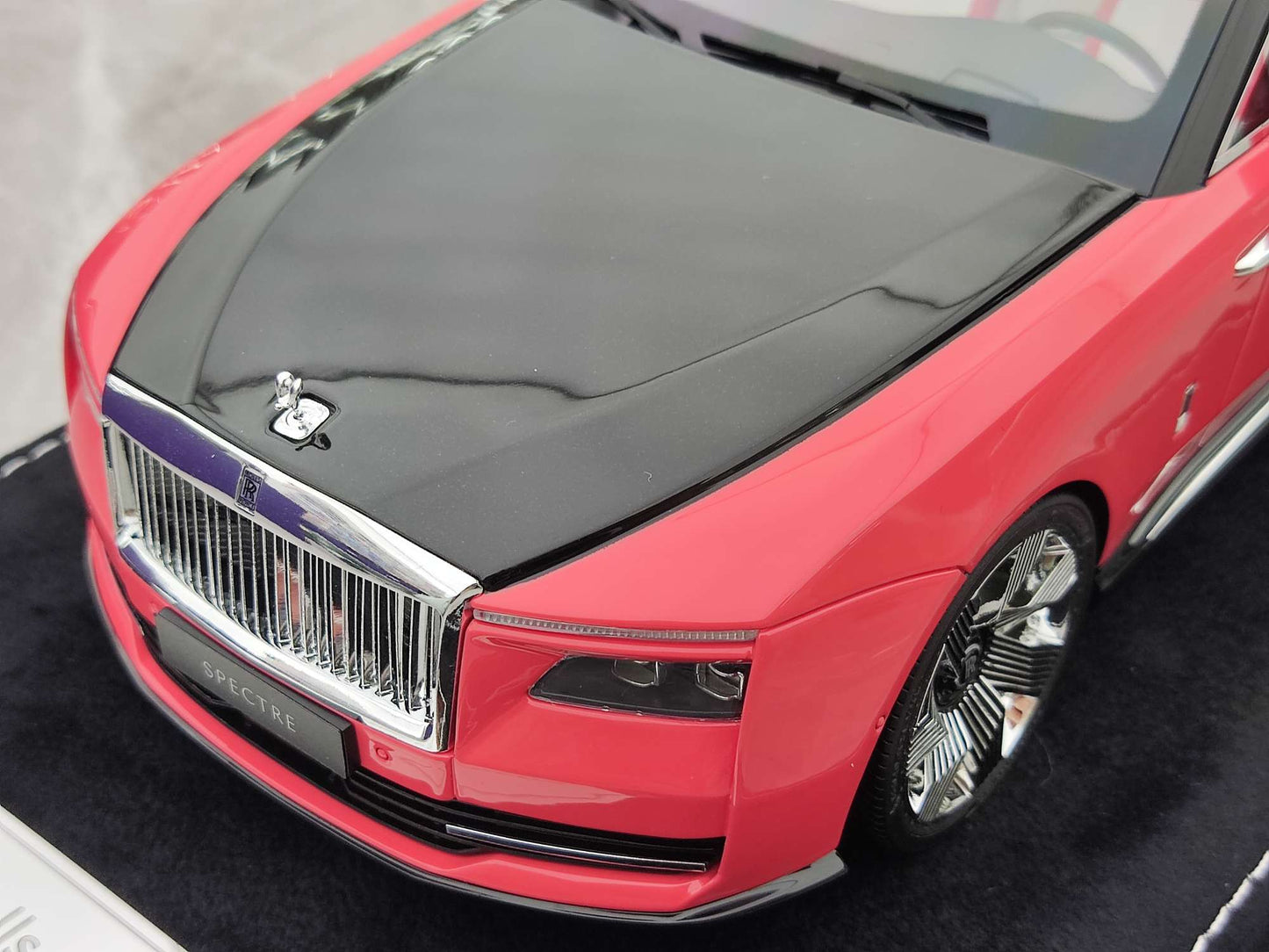 HH Model 1/18 Rolls-Royce Spectre, Shy Pink/Piano Black, HH374