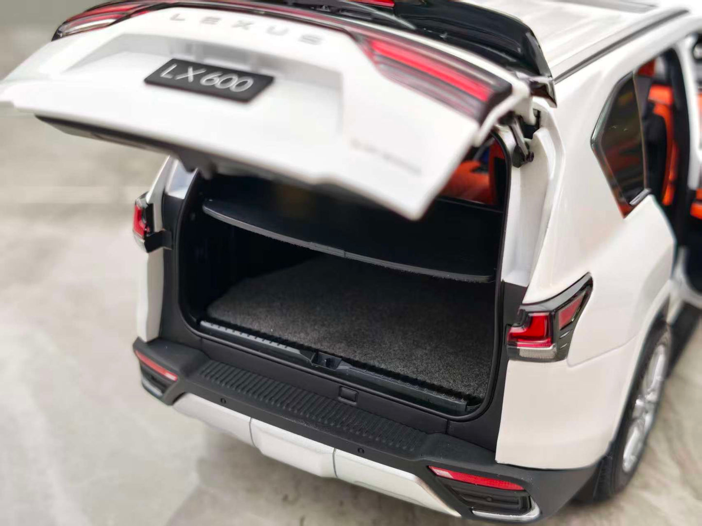 LCD 1/18 Lexus LX600 White Diecast Car Model LCD121