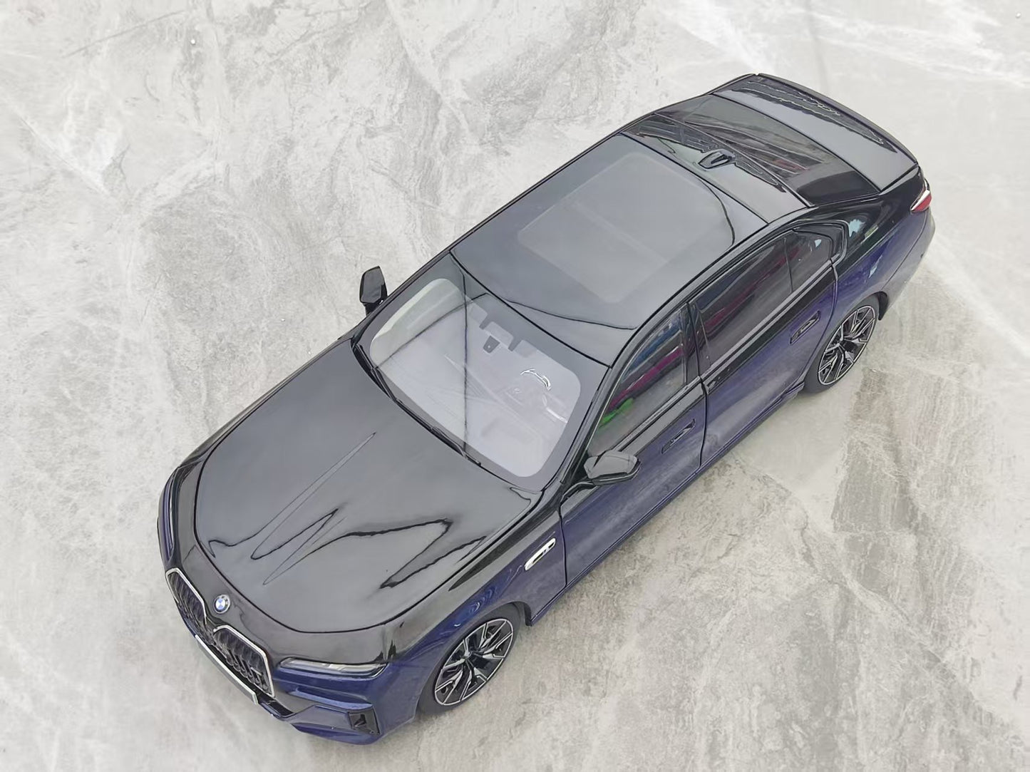 MINICHAMPS 1/18 BMW i7 M70 (G70) Diecast Fully Opening Car Model