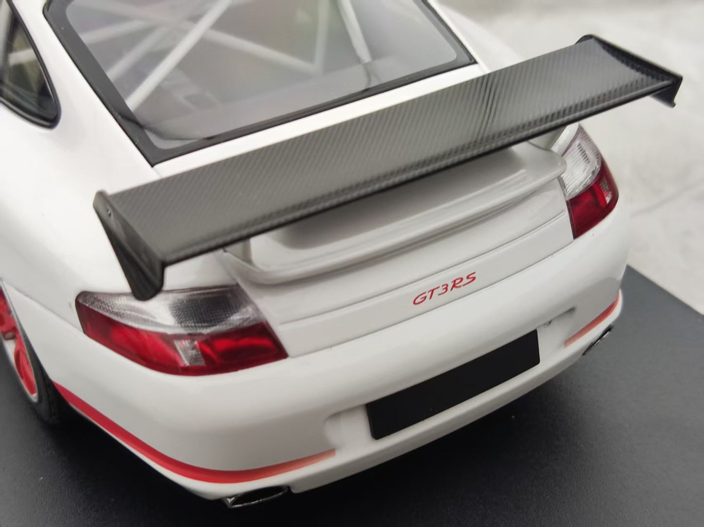 MINICHAMPS 1/18 Porsche 911 GT3 RS - 2002 White with Red Stripes 155062020