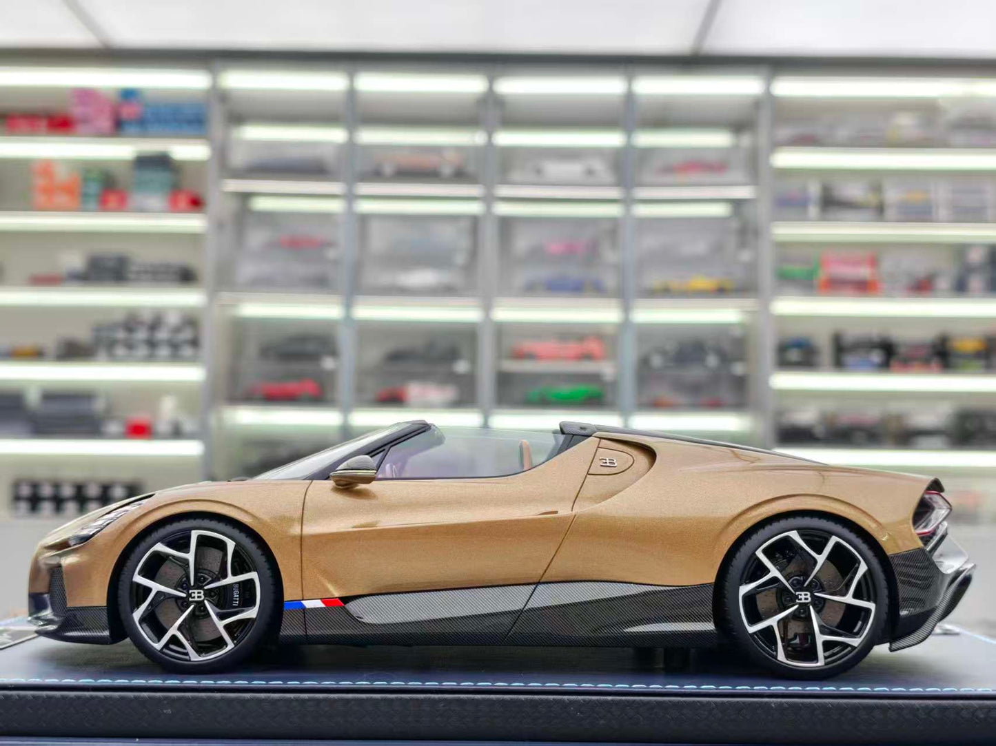 MR 1/18 Bugatti W16 Mistral Gold Edition BUG015D