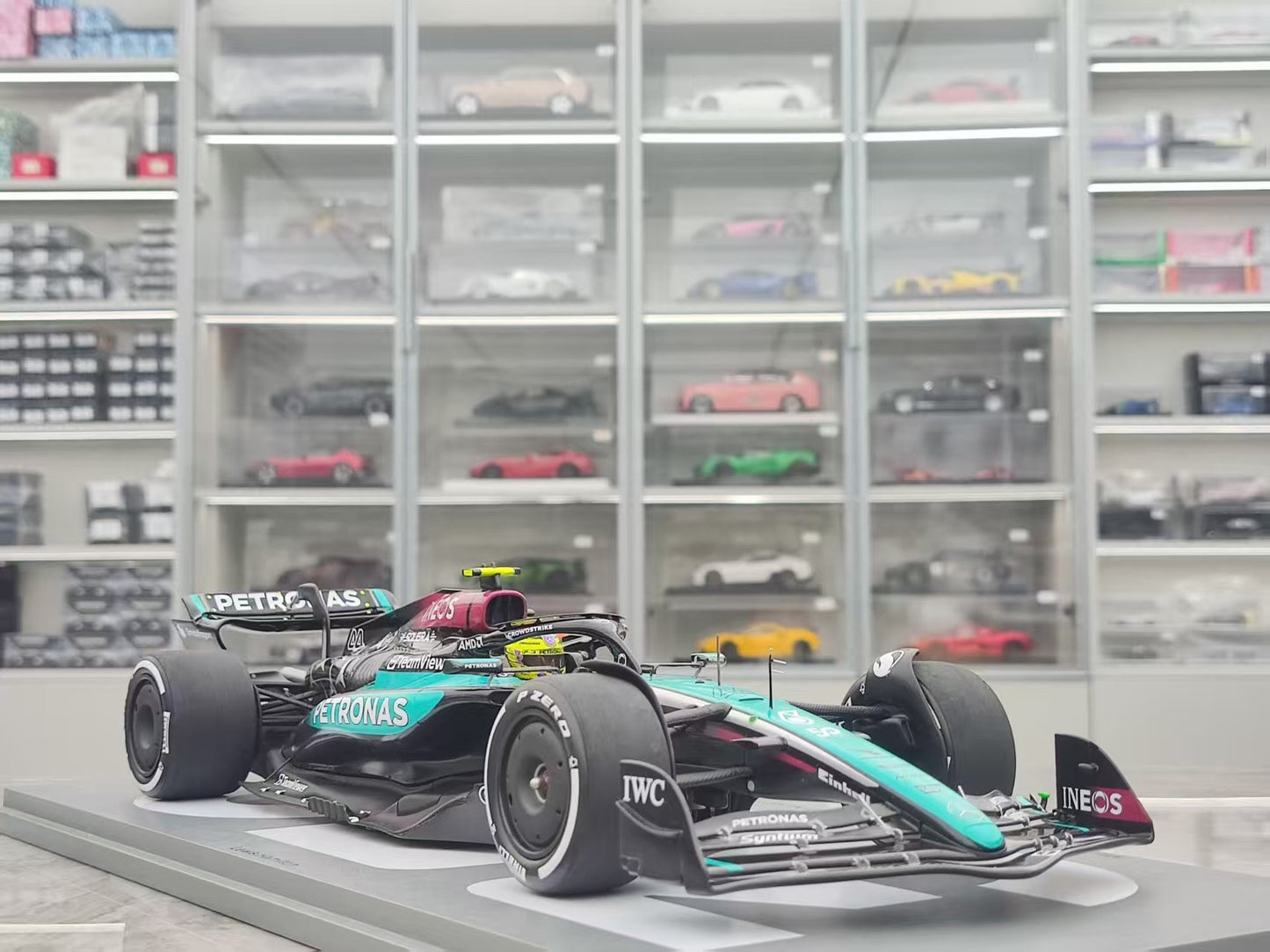 SPARK 1/18 Mercedes AMG F1 W15 2024 Singapore Grand Prix #44 Blue Livery 18S667