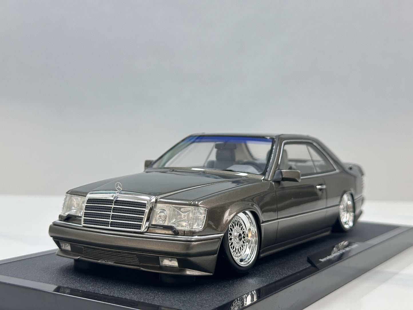 OTTO 1/18 Mercedes-Benz C124 AMG "Stance" – Anthracite Grey (OT1241)