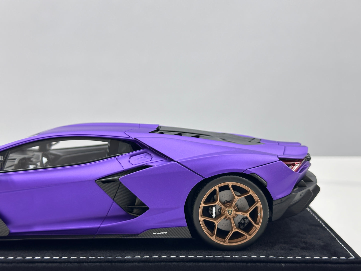 HH Model 1/18 Lamborghini Revuelto Matte Purple HH618