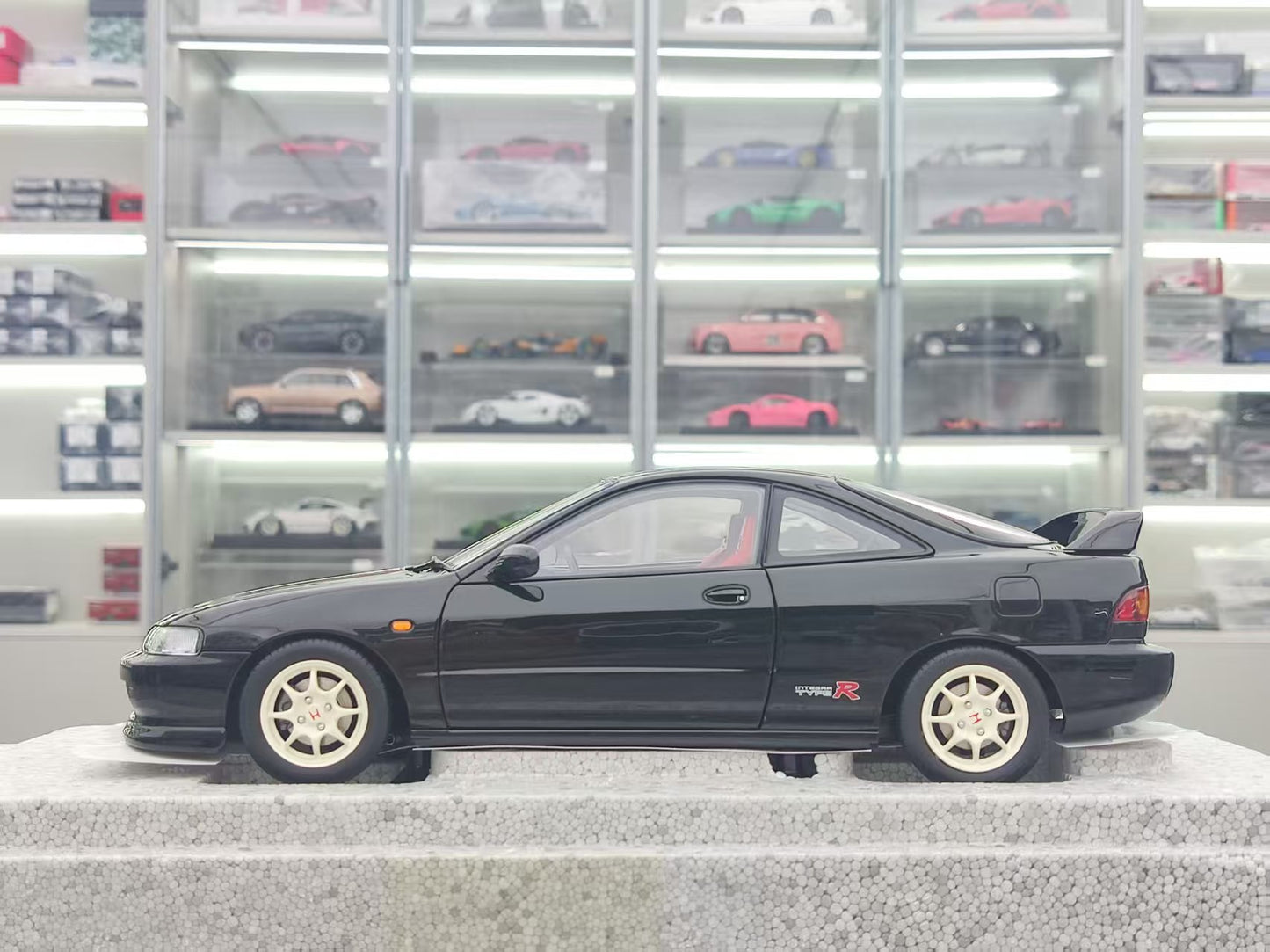 MOTORHELIX 1/18 Honda Integra Type R (DC2) Pre-Facelift Early Edition Nighthawk Black MH321