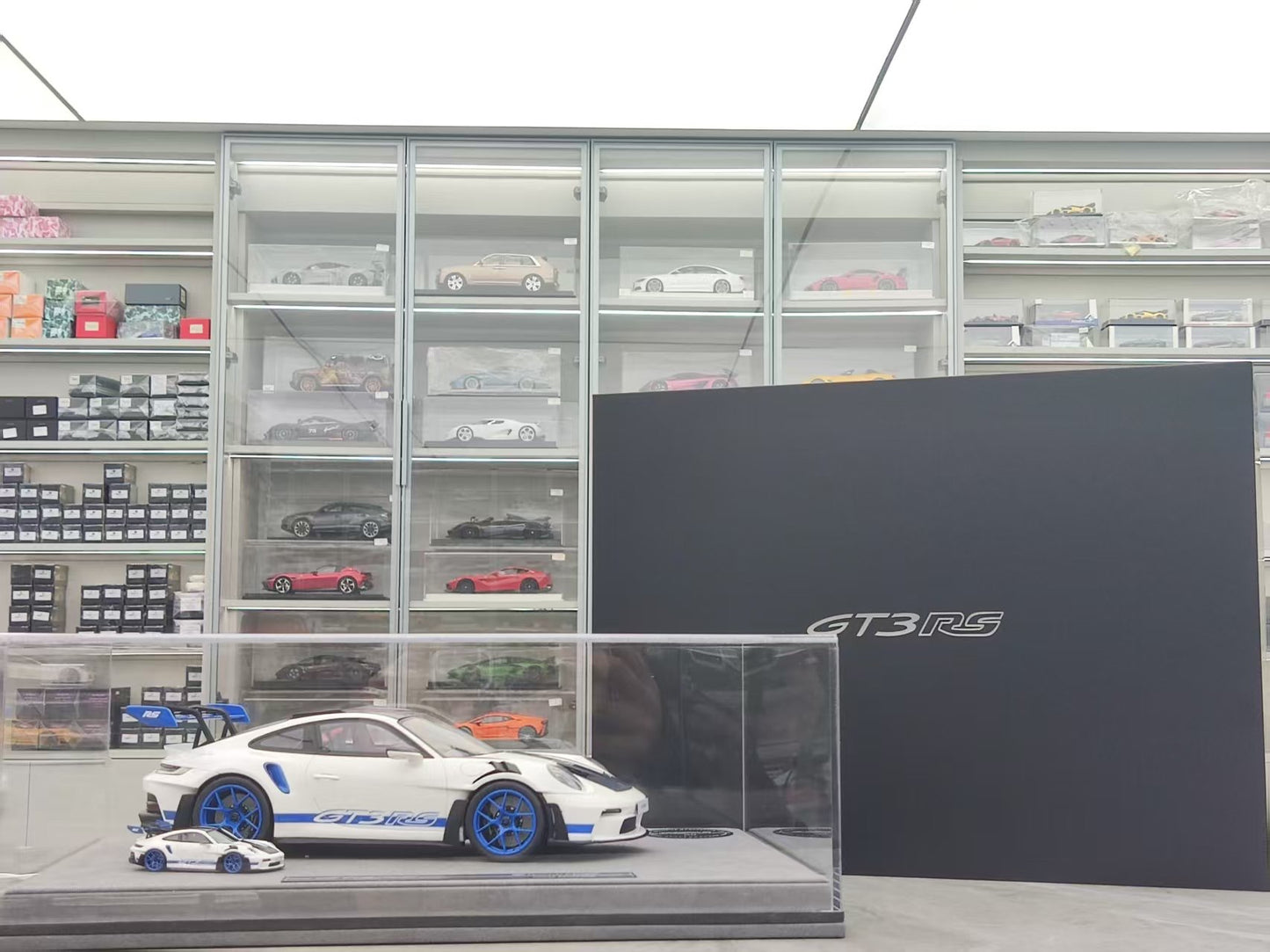 TIMOTHY&PIERRE 1/18 Porsche 911 GT3RS Sonderwunsch White with Blue Carbon TP189