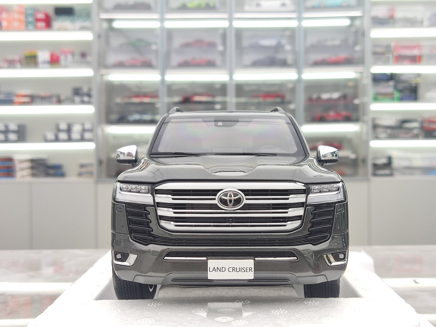 LCD 1/18 Toyota Land Cruiser LC300 ZX Griza Diecast-Modelaŭto LCD111