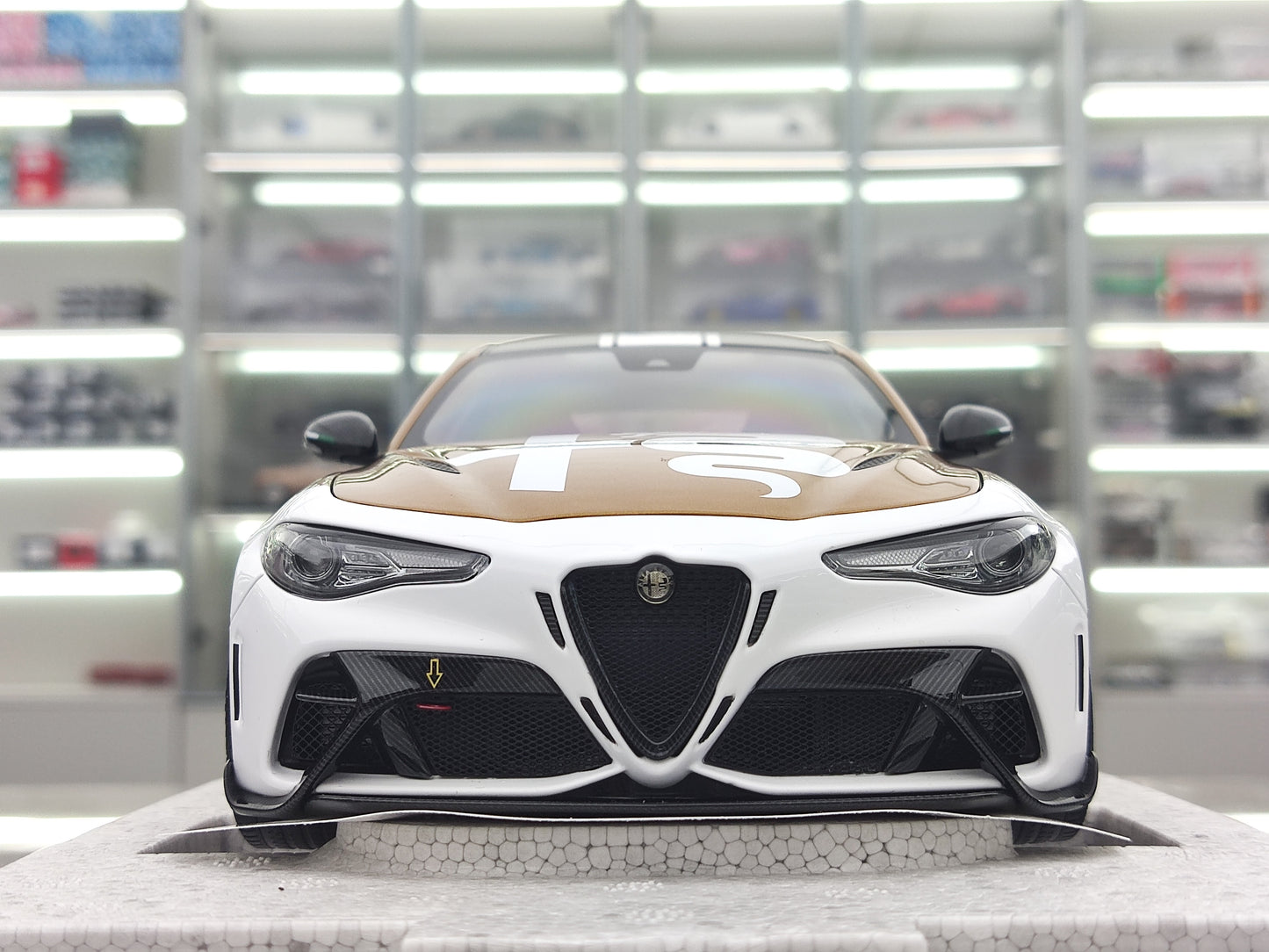 MOTORHELIX 1/18 Alfa Romeo Giulia GTAm Ochre Precious Metal MH325