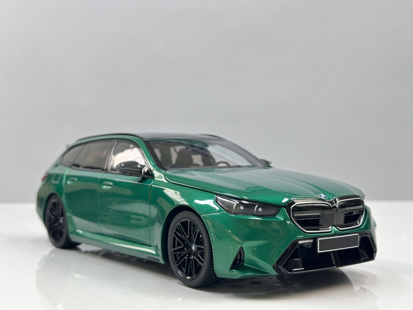 MINICHAMPS 1/18 BMW M5 Touring (2024) – Metallic Green (110023902)