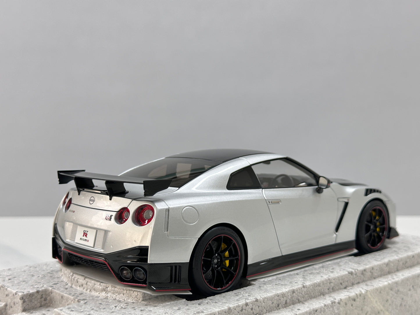 MOTORHELIX 1/18 Nissan GT-R NISMO (R35) Special Edition 2022 Ultimate Metallic Silver MH368