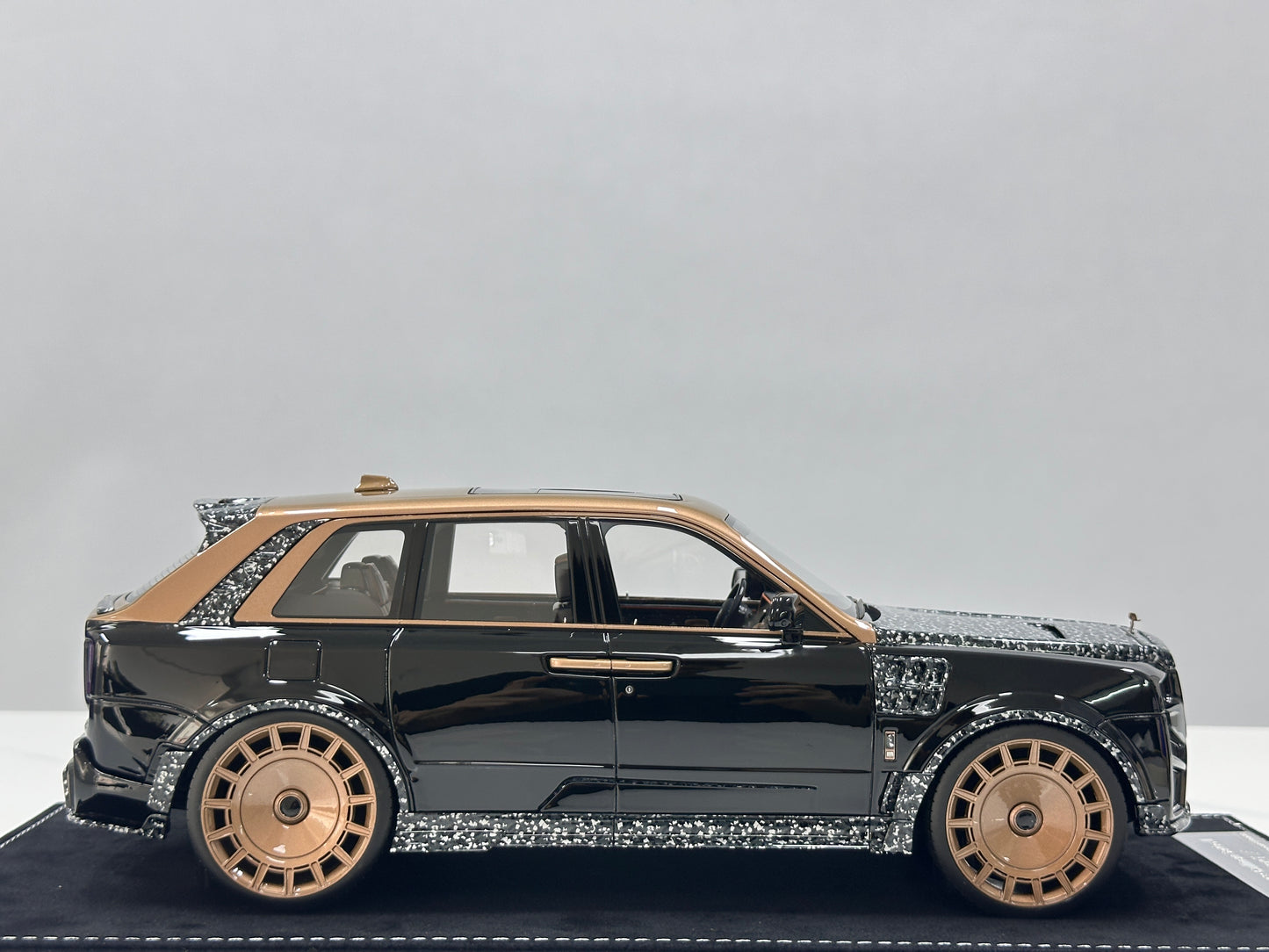 HH MODEL 1/18 Rolls-Royce Cullinan Series II MANSORY – Piano Black / Gold Plated (HH699)