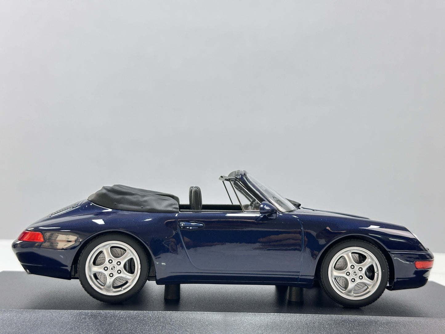 MINICHAMPS 1/18 Porsche 911 (993) Cabriolet Metallic Blue (155061130)
