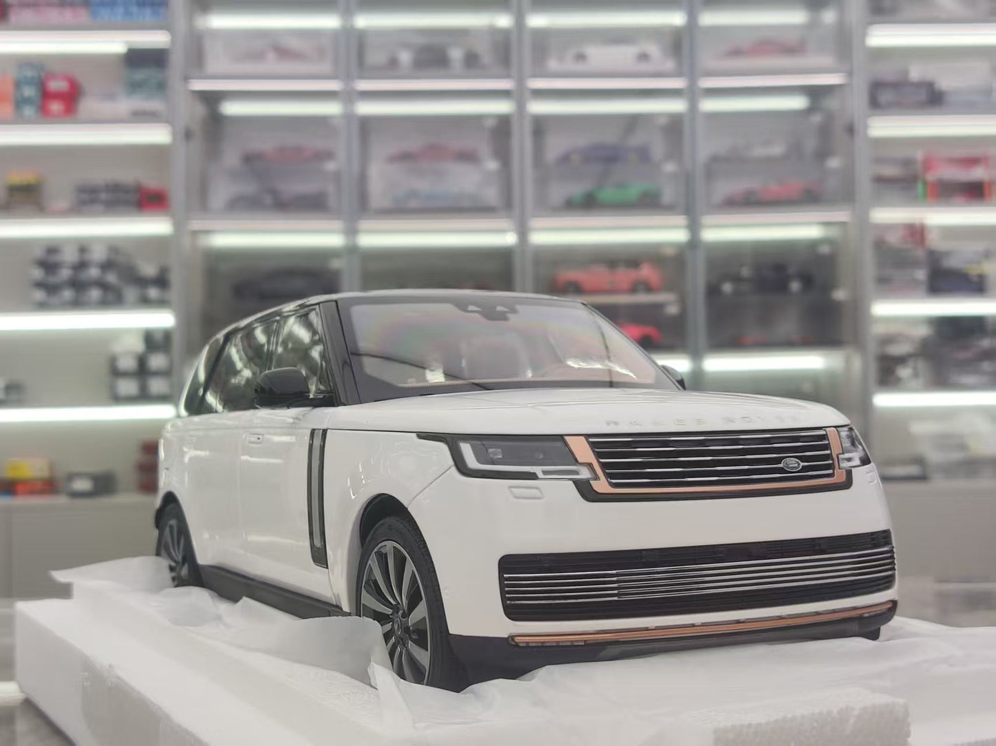 LCD 1/18 Land Rover Range Rover SV Grand Creation Long Wheelbase White Black Top Alloy Model LCD118
