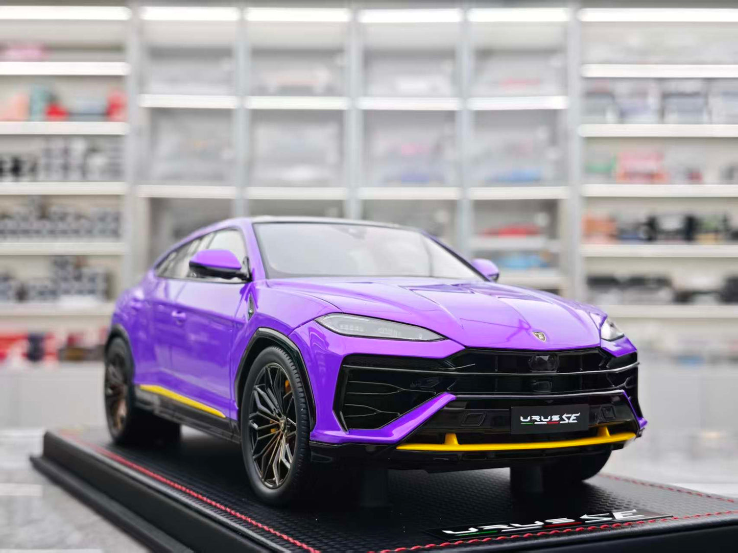 MR 1/18 Lamborghini Urus SE Purple LAMBO061D