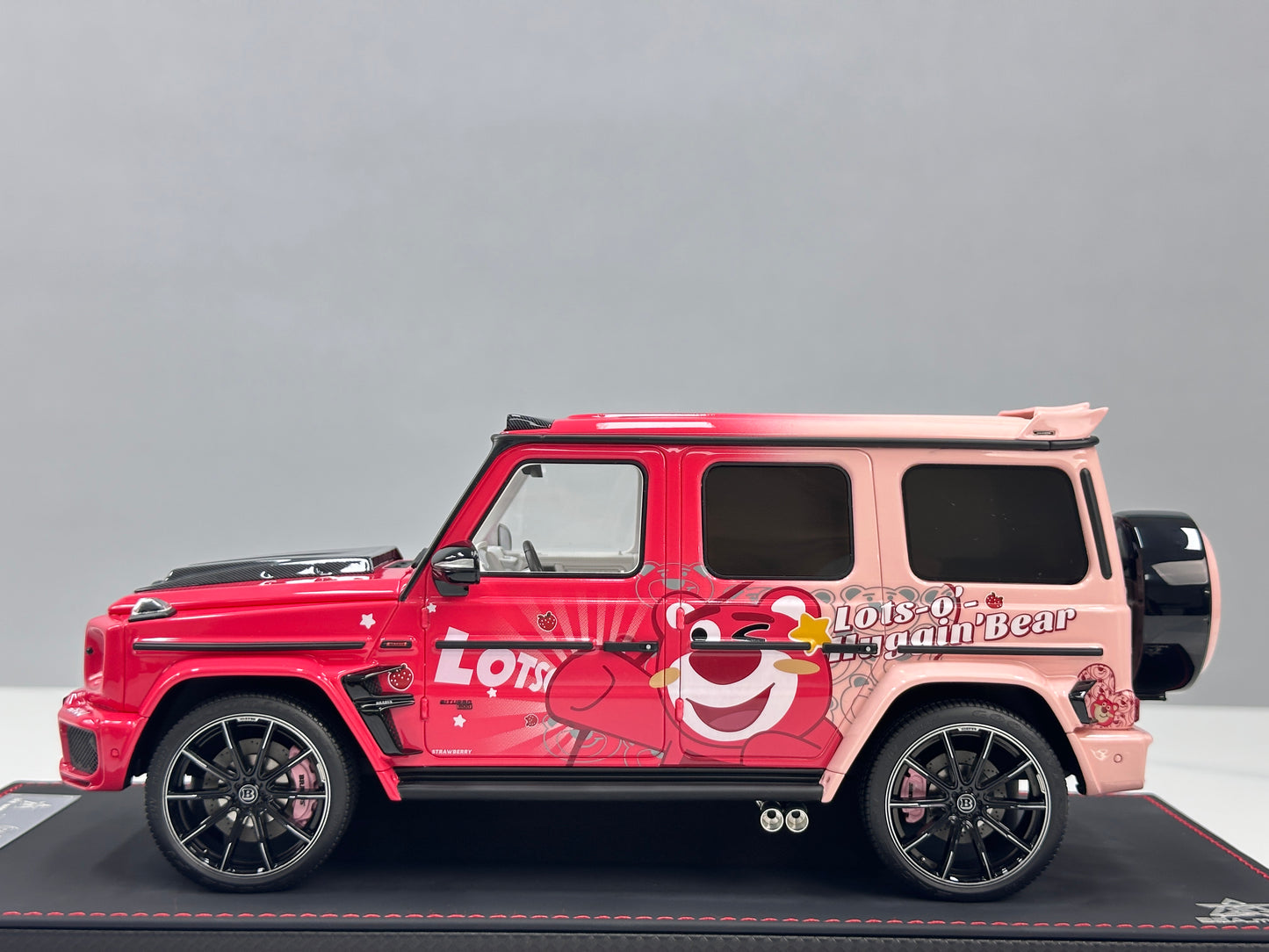 BBA Model 1/18 Brabus G800 "Lotso" (Strawberry Bear) BBA083