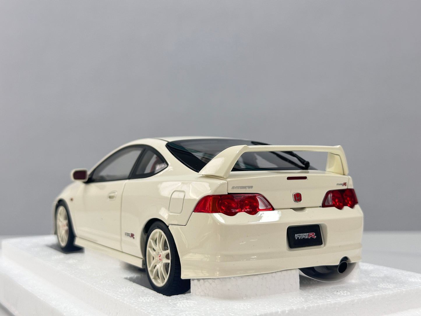 LCD 1/18 Honda Integra (DC5) Type R - Championship White (LCD18019-WH)