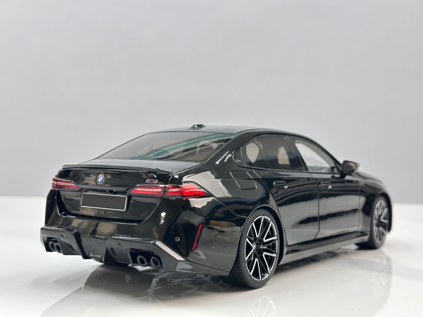 MINICHAMPS 1/18 BMW M5 2024 Metallic Black 110023801