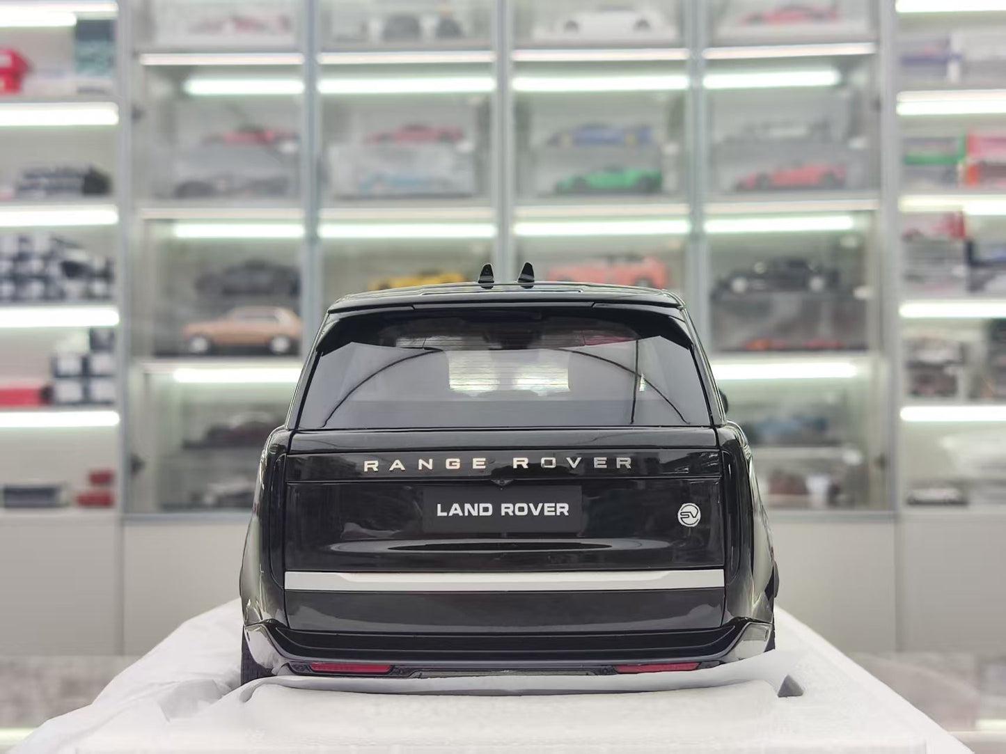 LCD 1/18 Land Rover Genesis Extended Edition Black Alloy Car Model LCD120