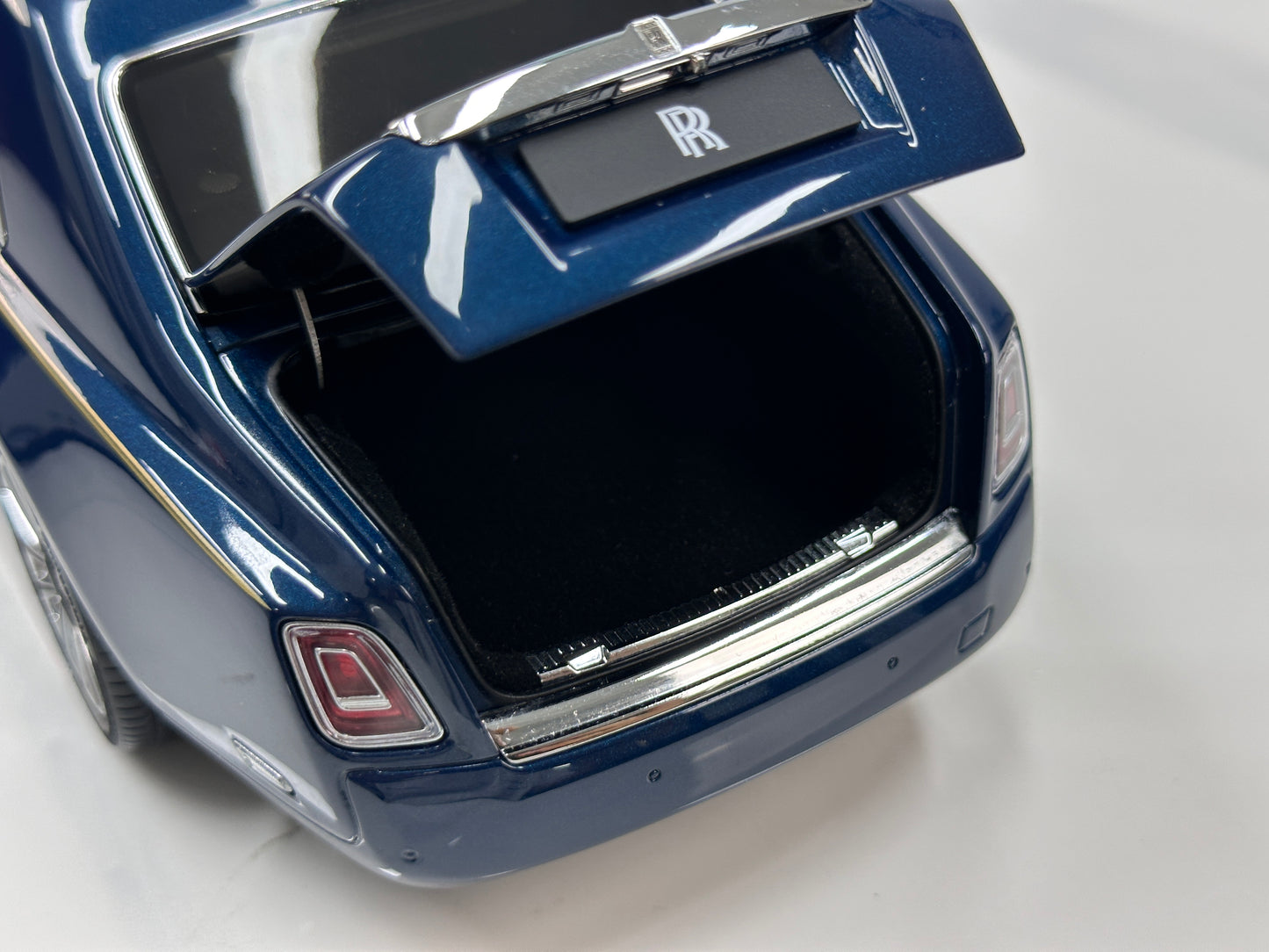 ZP 1/18 Rolls-Royce Phantom VIII (Gold Badge / Leather Suitcase Edition) – Pikes Peak Blue (ZP118)