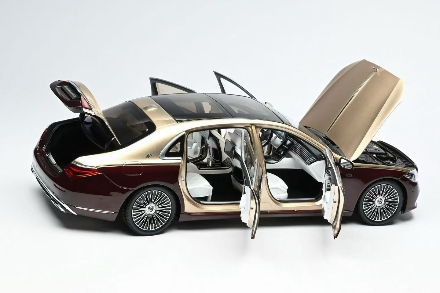 Almost Real 1/18 Mercedes-Maybach S-Class Alloy Fully Open-Piece Simulation Car Model