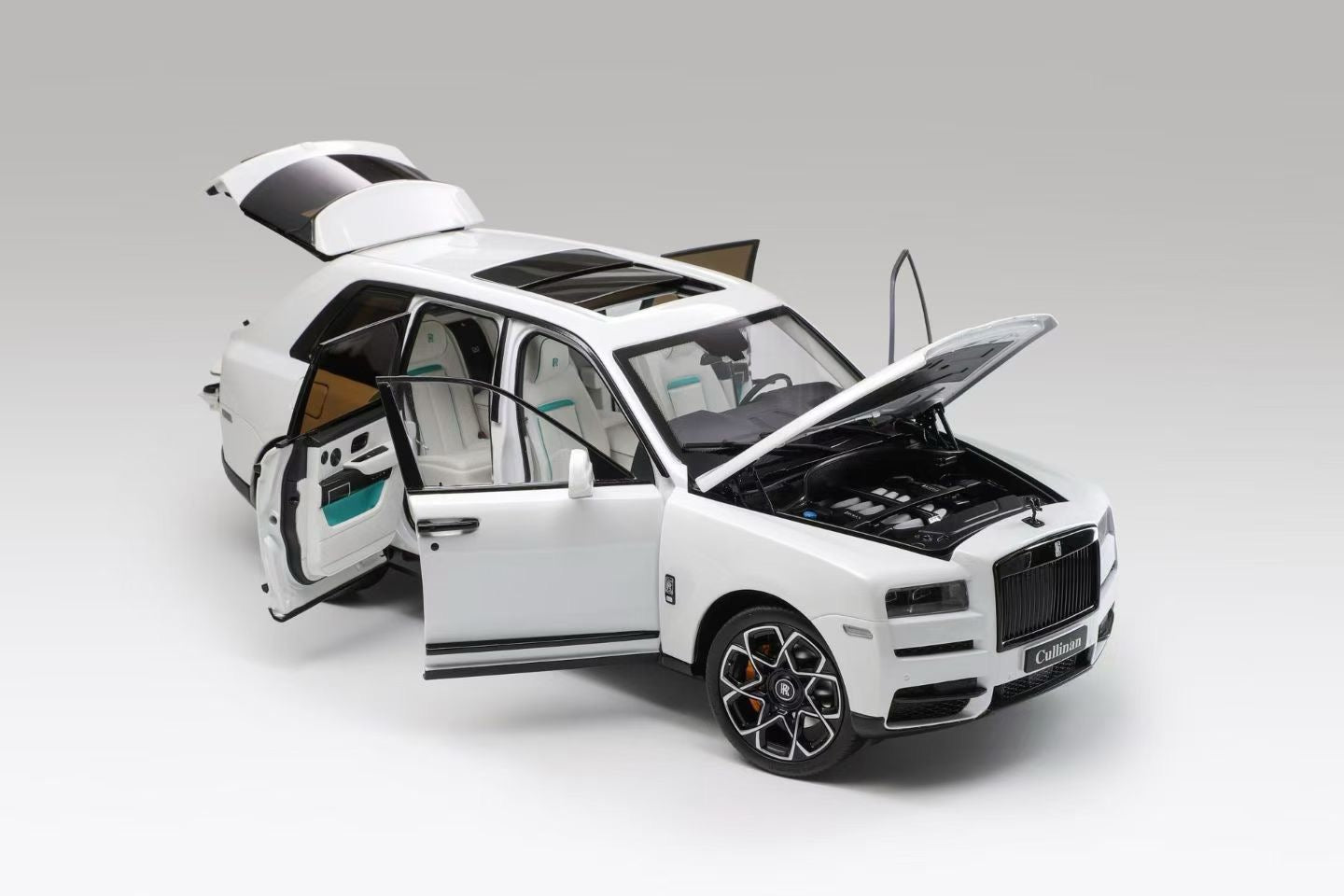 OEM leather version, 1/18 scale alloy full-opening Rolls-Royce Cullinan BB fishing seat version
