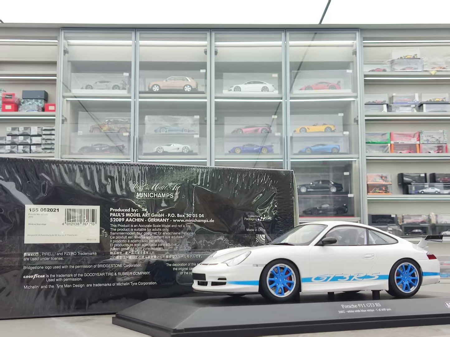 MINICHAMPS 1/18 Porsche 911 GT3 RS - 2002 White with Blue Stripes 155062021