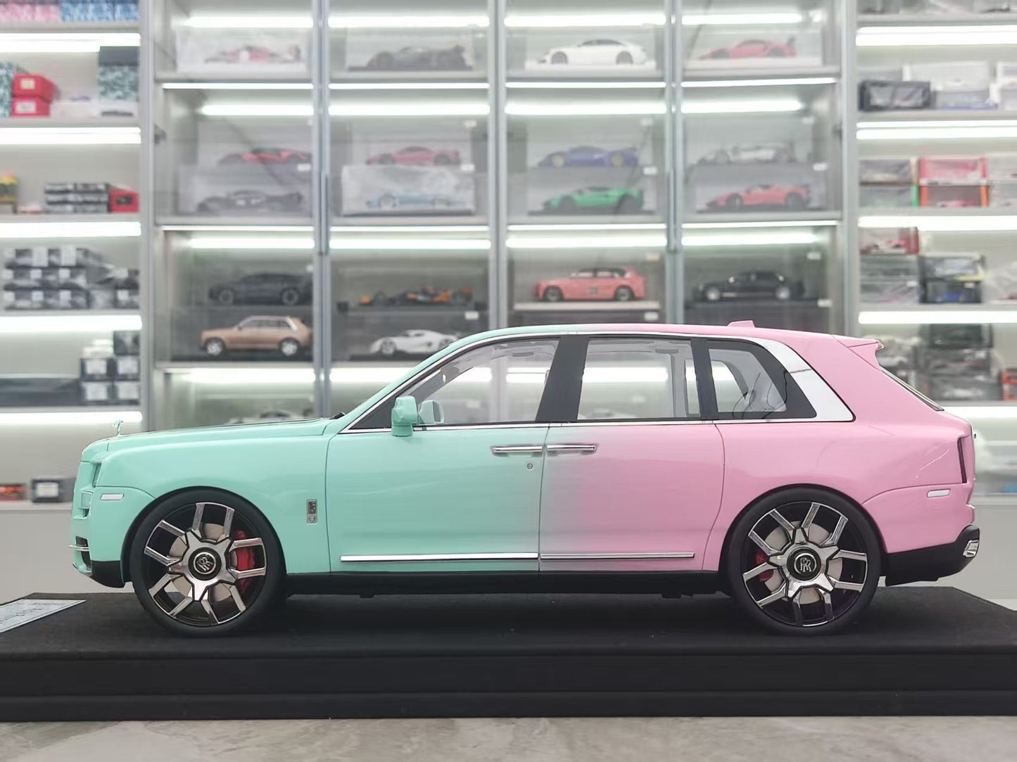 GL 1/18 Rolls-Royce Cullinan Green and Pink Model Car JS-GL035