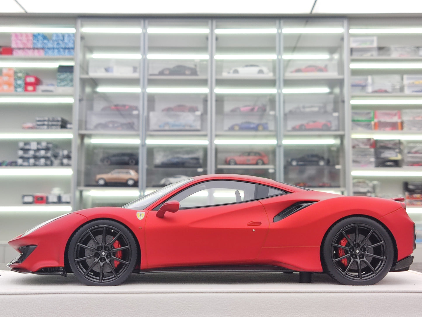 MR 1/18 Ferrari 488 PISTA Matte Orange FE025BN6