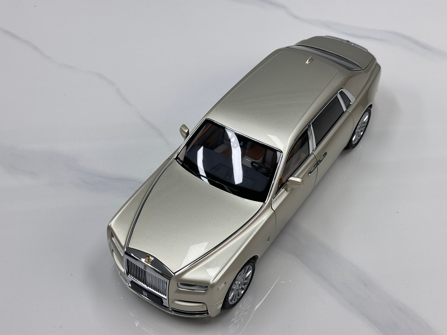 ZP 1/18 Rolls-Royce Phantom VIII (Gold Badge / Leather Suitcase Edition) – Champagne Gold (ZP116)