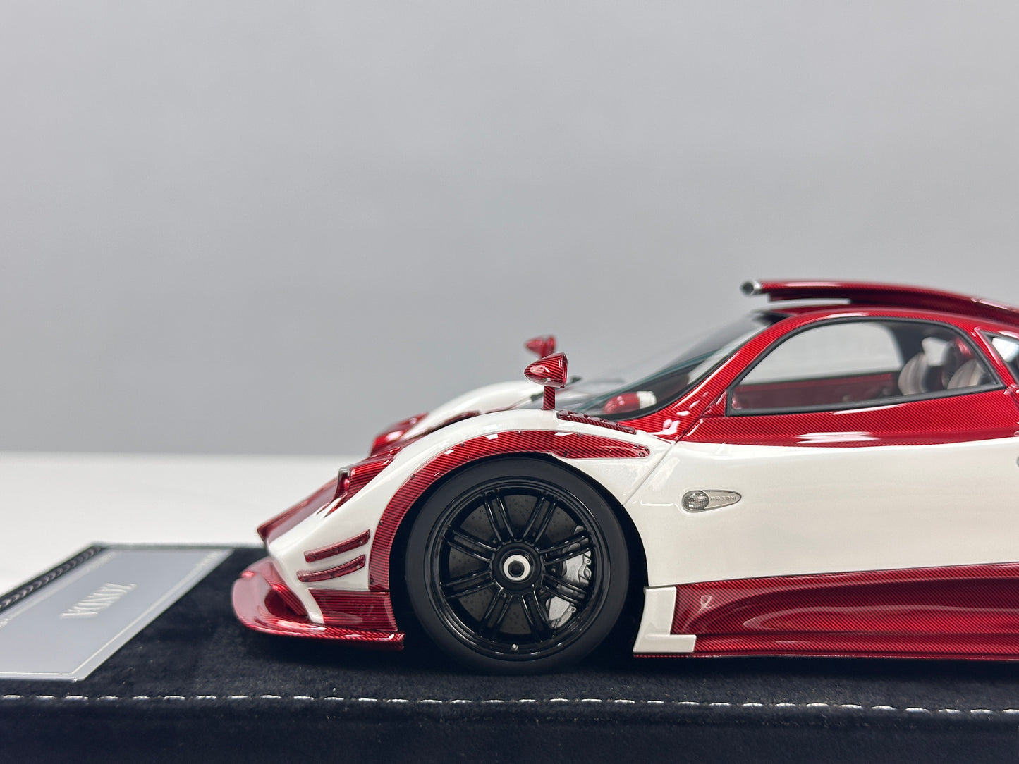 HH Model 1/18 Pagani Zonda (Red & White Carbon Fiber) HH676