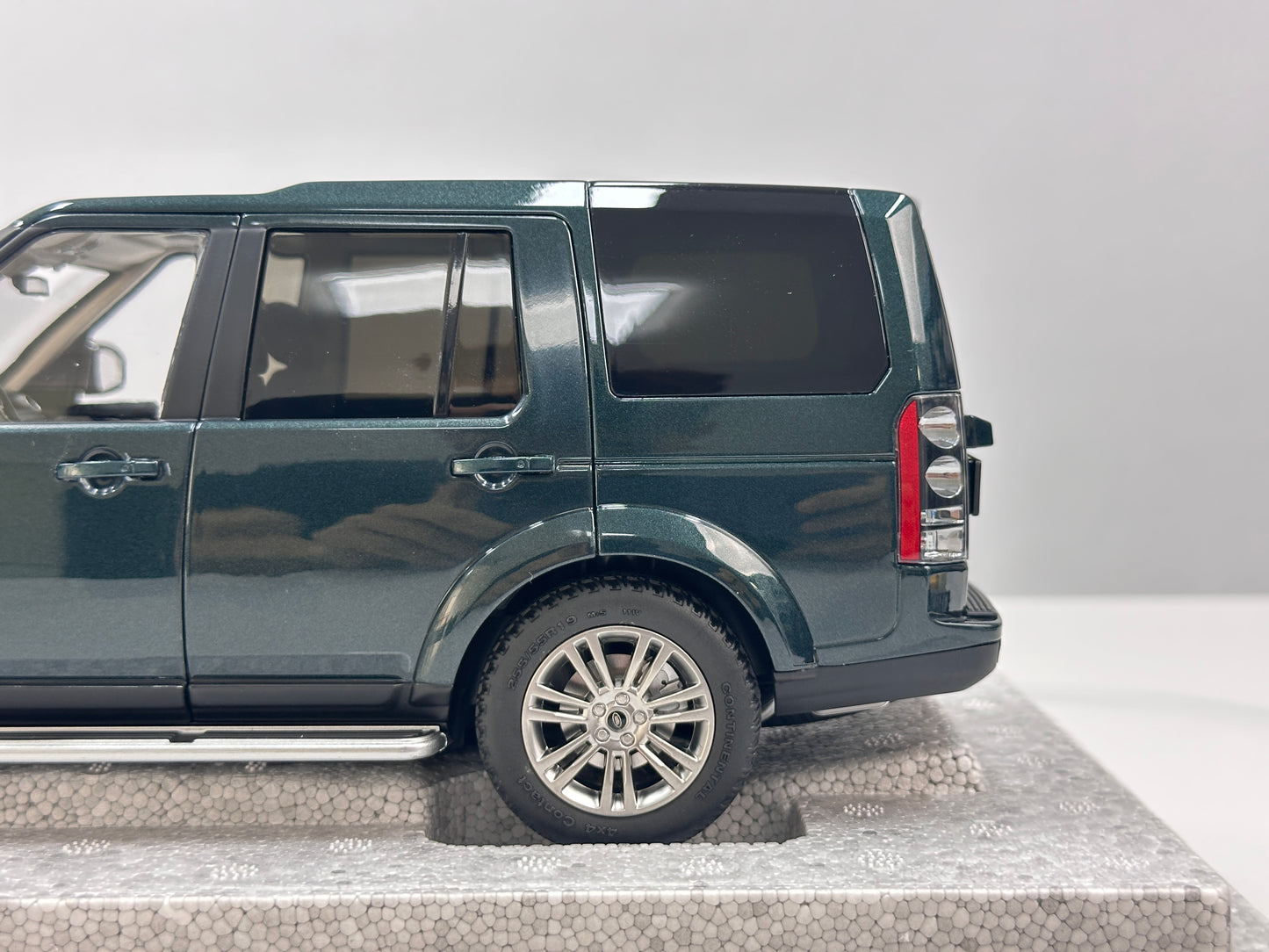 WHELART 1/18 Land Rover Discovery 4 – British Green (WH016)