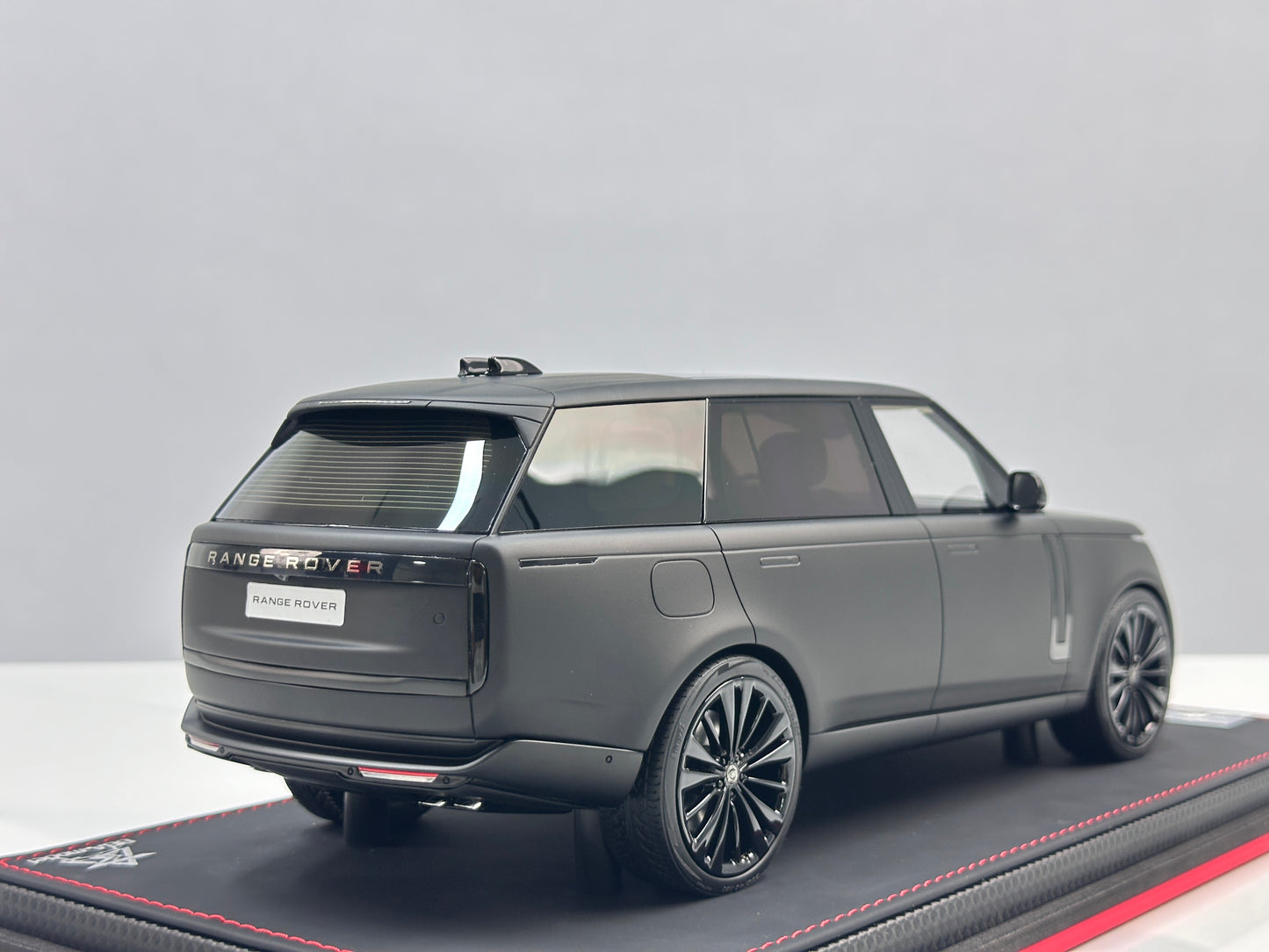 BBA Model 1:18 Land Rover Range Rover Autobiography — Matte Black (BBA068)