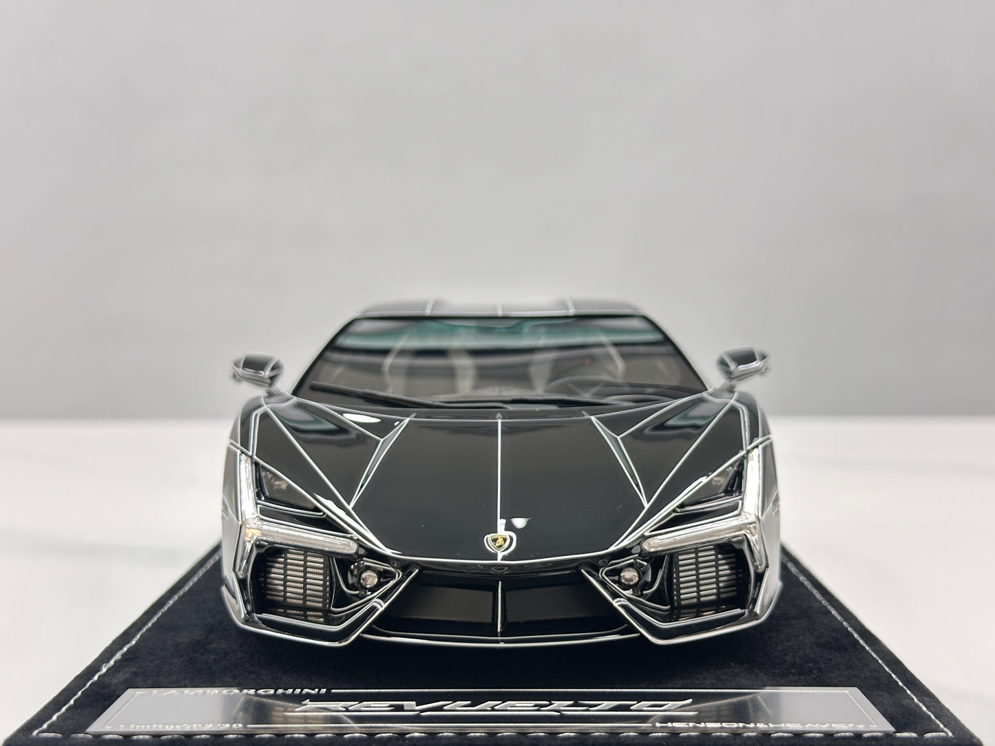 HH Model 1/18 Lamborghini Revuelto Black Luminous Crackle Pattern HH625