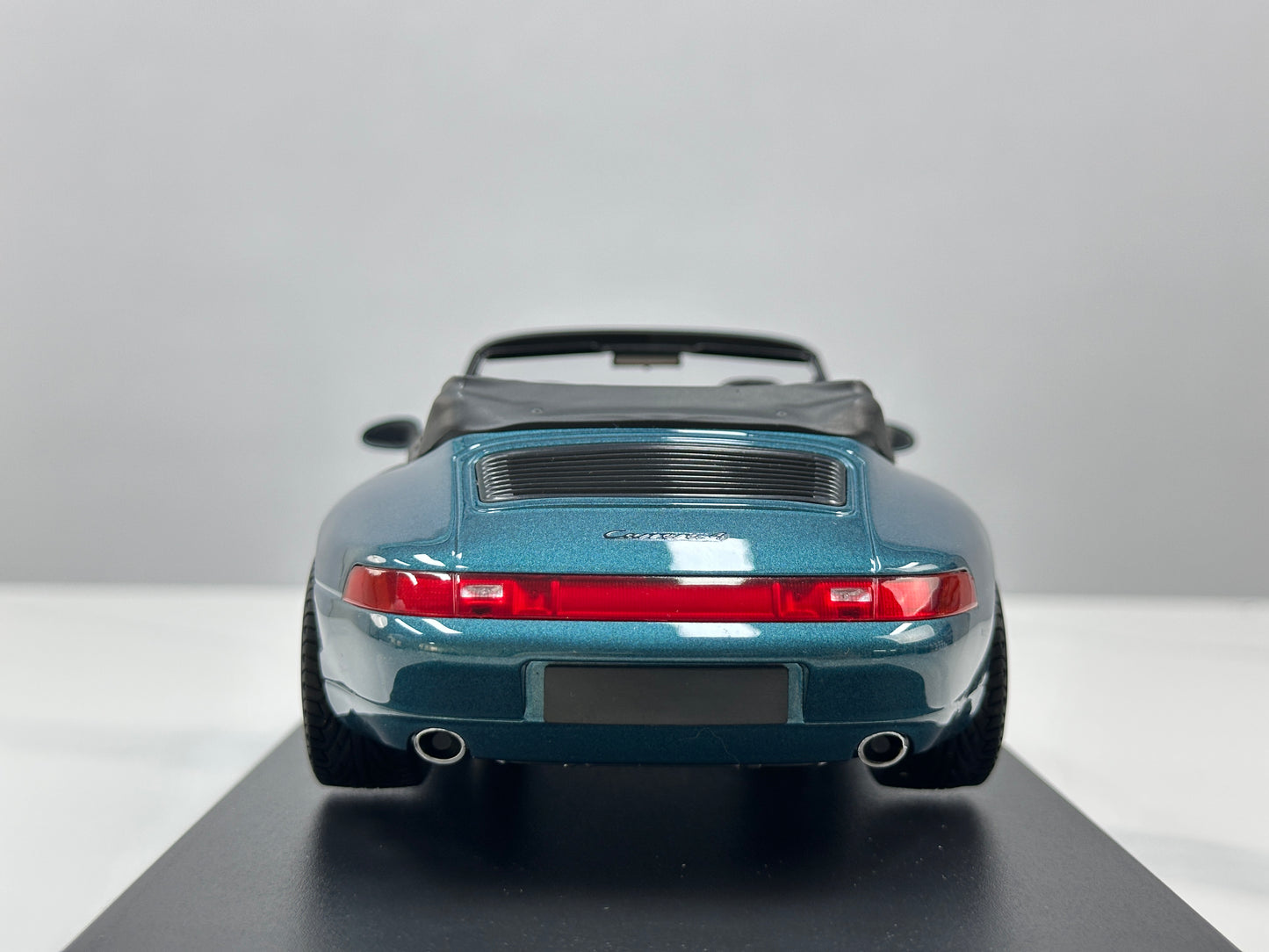 MINICHAMPS 1/18 Porsche 911 (993) Cabriolet – Metallic Green (155061132)